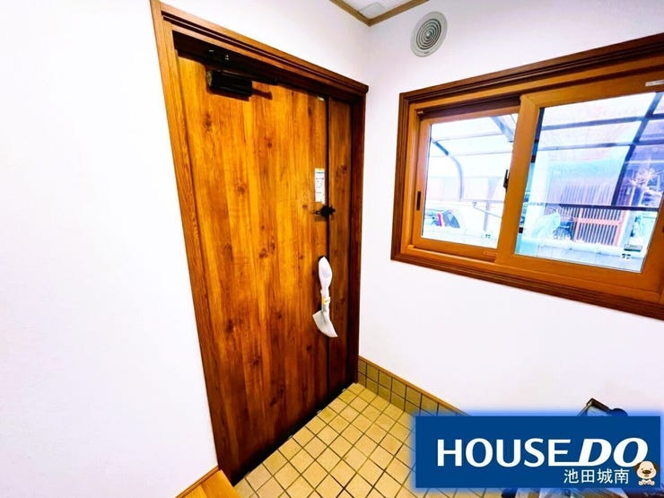 ウッドの玄関扉はおしゃれで重厚感ありますね♪♪明るい玄関です!