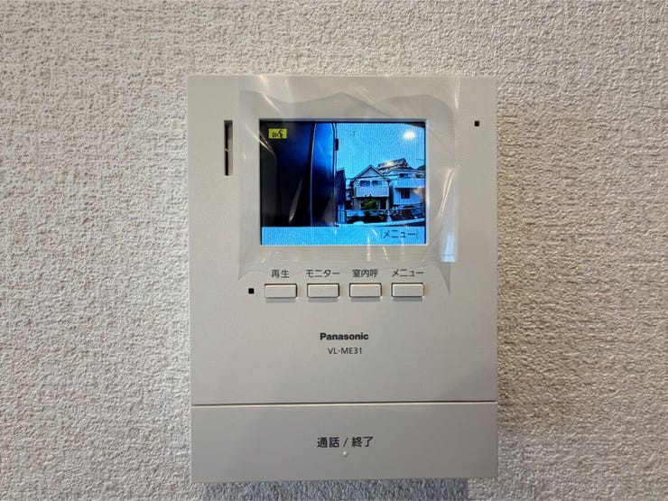 誰が来てもわかるようにモニター付きインターホンを設置いたしました。