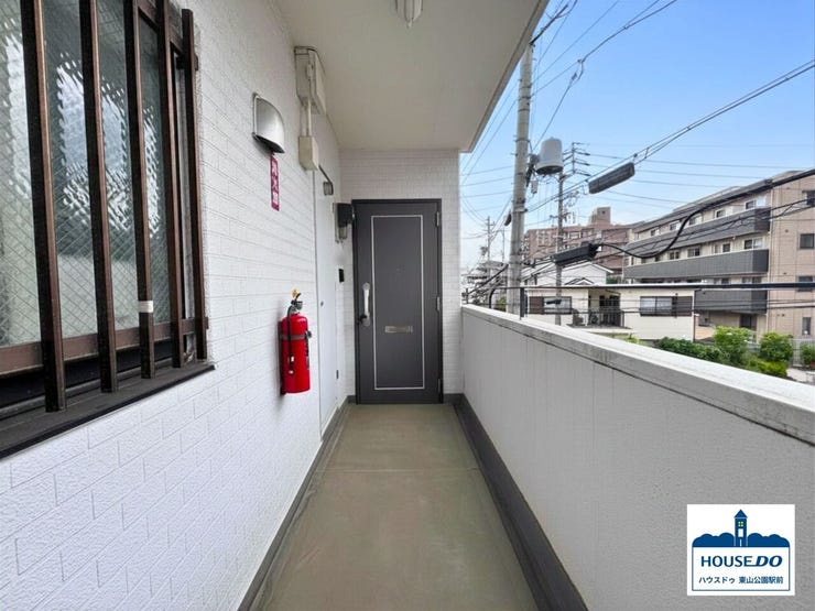 共用通路から見た玄関のようす