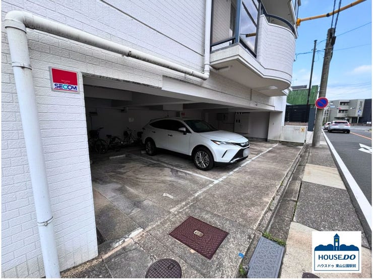 敷地内平面駐車場のようす。