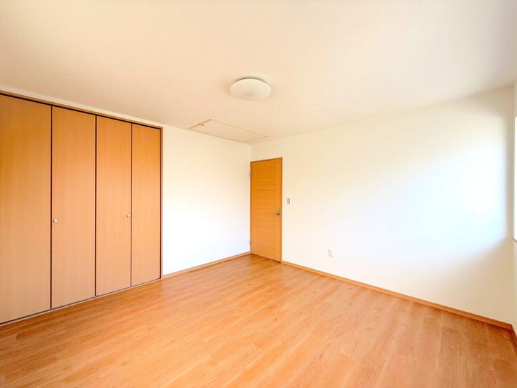 【洋室】
部屋の広さが適度なため、家具の配置やインテリアデザインがしやすく、狭すぎず広すぎない居心地の良い空間を作れます。
また家族構成やライフスタイルに合わせて使い方を変えることができます。