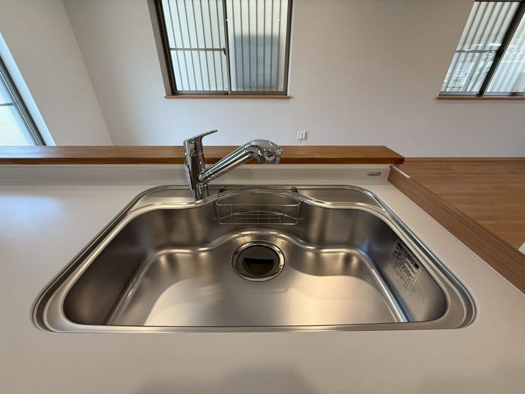 【いつでも安心でおいしい水を「浄水器付きシンク」】
水栓一体型の浄水器で、料理や飲料水にいつでも安心・安全なお水を使えます。
野菜洗いにも気兼ねなく使え、毎日の食卓を美味しく健康的にサポート。