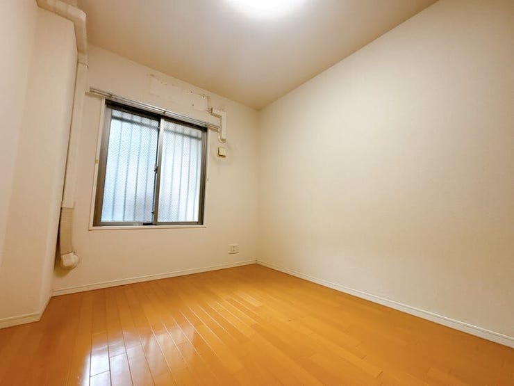 日当り良好の洋室!
明るい空間となっております。