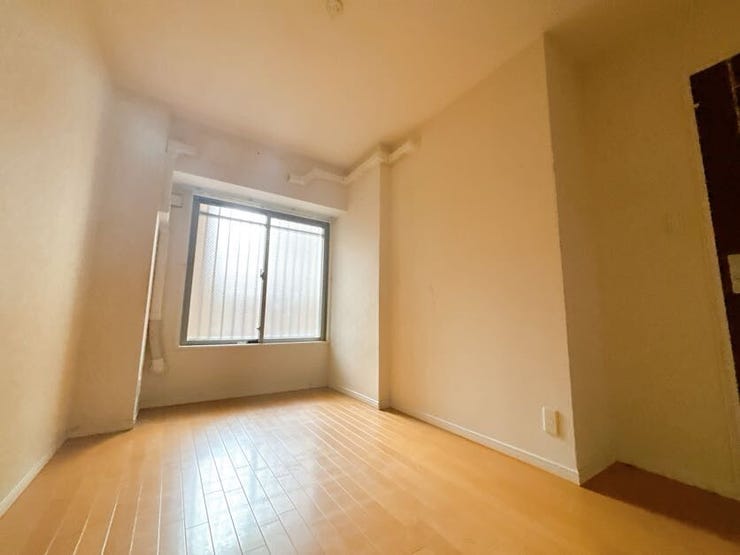 大きな窓から朝日が差し込み、目覚めのよい1日が迎えられそうです◎