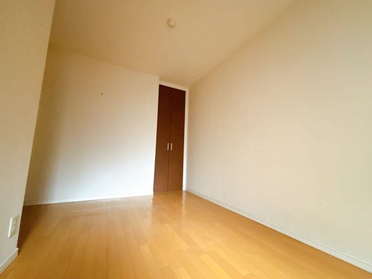 窓から風を感じられる快適なお部屋です。