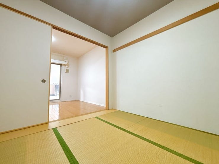 リビング横の和室スペースは休憩したり、お子様の安全な遊びスペースとしても使えます◎