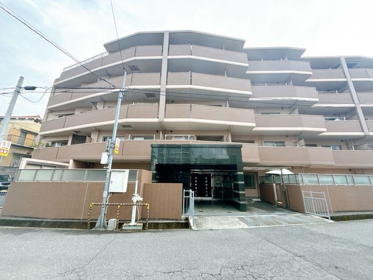 【外観】
「富雄駅」より徒歩約4分の立地◎