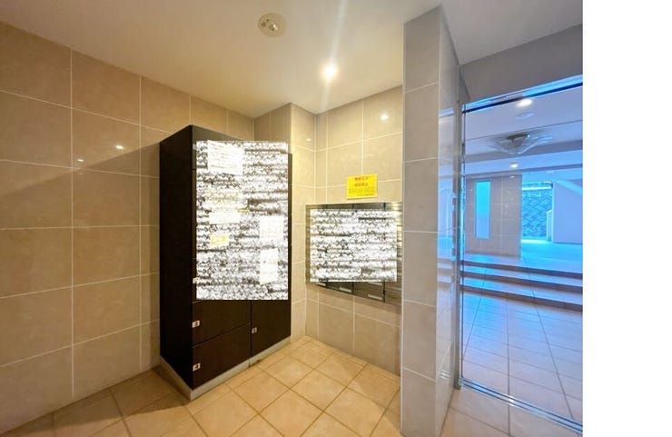 宅配BOX完備◎
不在の時でも荷物を受け取れるので便利です。