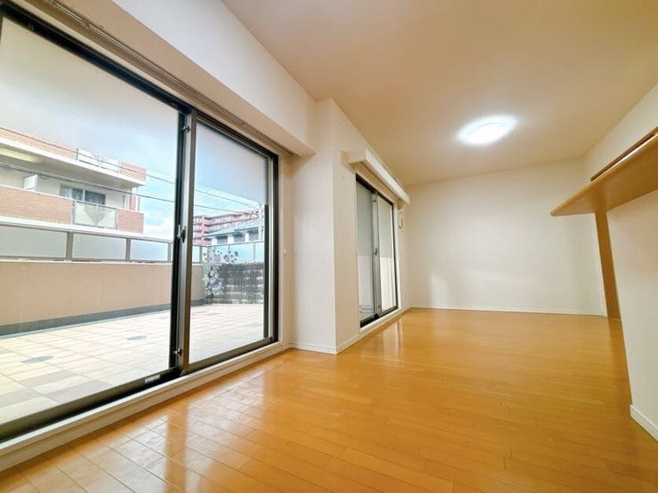 開口部に広い窓があり、採光・通風ともに多く取り込めます。