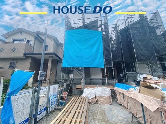 【外観】
スーパー・コンビニ・バス停が近くて便利です♪車2台+広々リビング収納+4LDK♪フラット35に対応♪