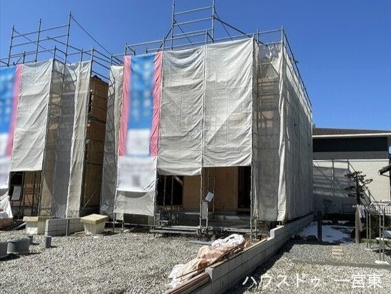 上棟して、いよいよ家の輪郭が見えてきました。完成が待ち遠しいですね♪