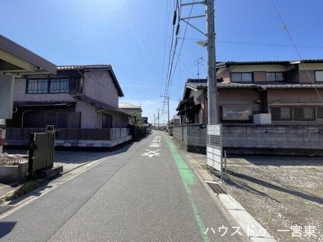 東側幅員約4.4mの前面道路です。普通車が1台通れる幅となります。大型車の通行が少ないので、振動や騒音が抑えられます。