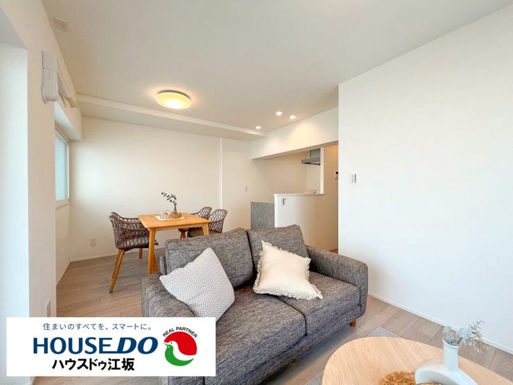 【リビング】
2026年2月リフォーム完成!13帖のゆったりLDKは東向きで朝日たっぷり、毎日を明るくスタート。心地よい光に包まれる、爽やかで快適な住まいです!