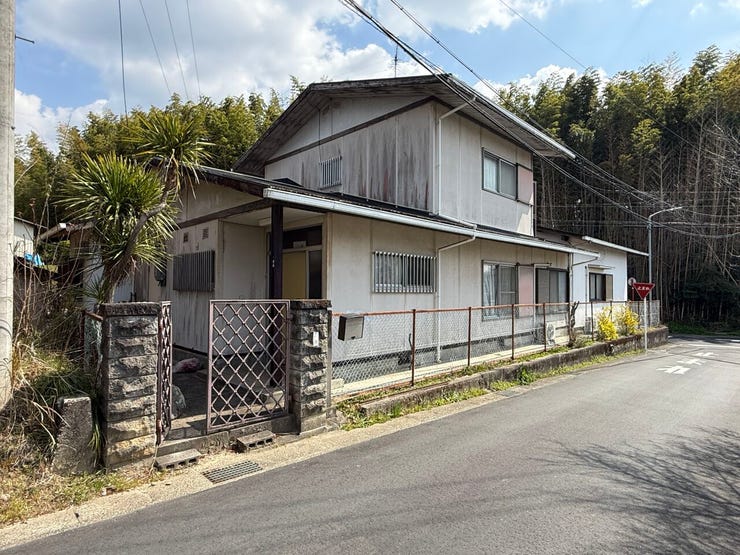 広々とした前面道路です。