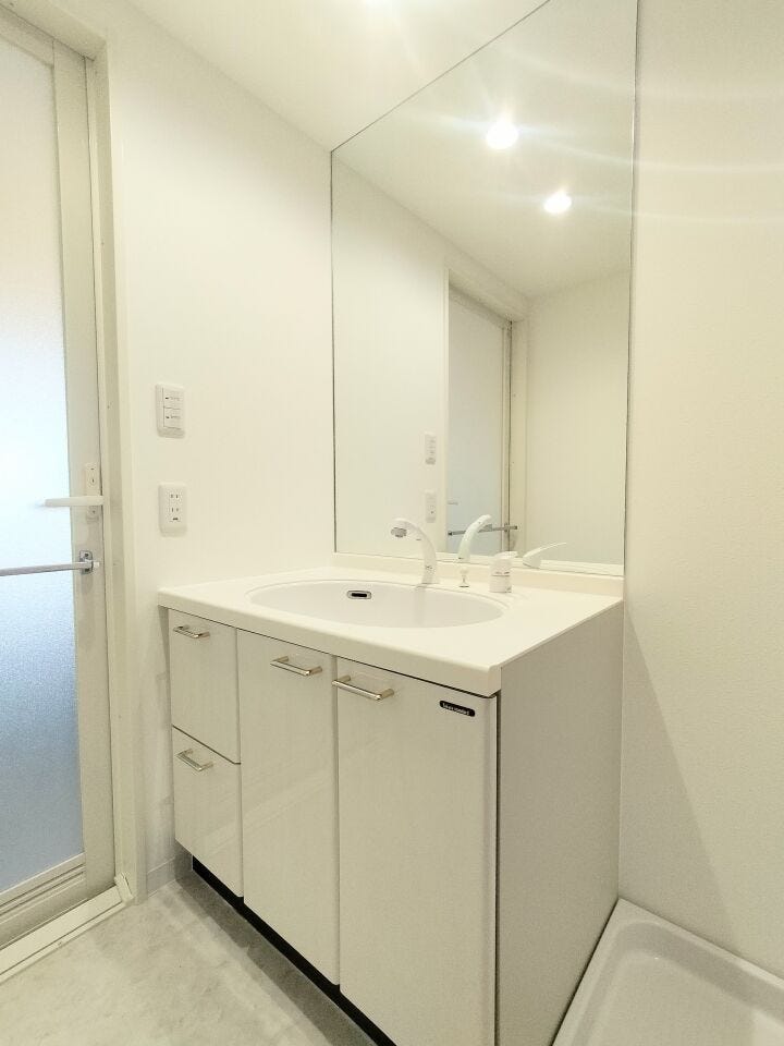 洗面化粧台は大きな鏡付き。新品交換済みです!