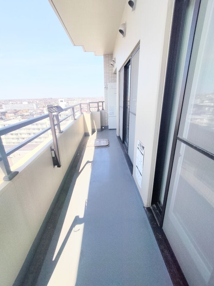 バルコニー11.49㎡ 西向きのバルコニーからは10階ならではの眺望が望めます!