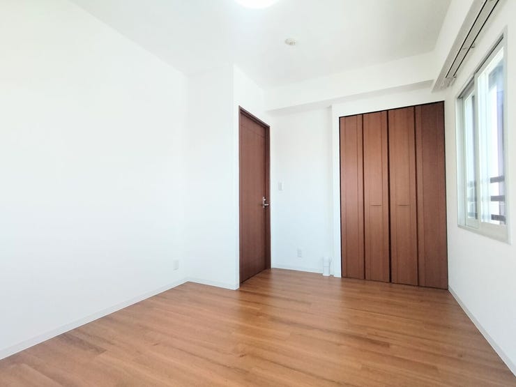 洋室7.0帖 クローゼットも付いた明るい室内です♪