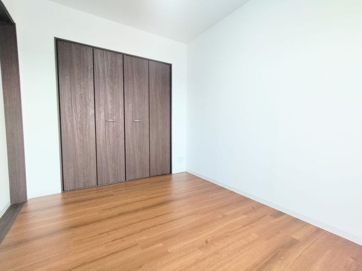 洋室6.0帖 バルコニーへの出入りも可能な大きな窓からあたたかい日差しが差し込みます!