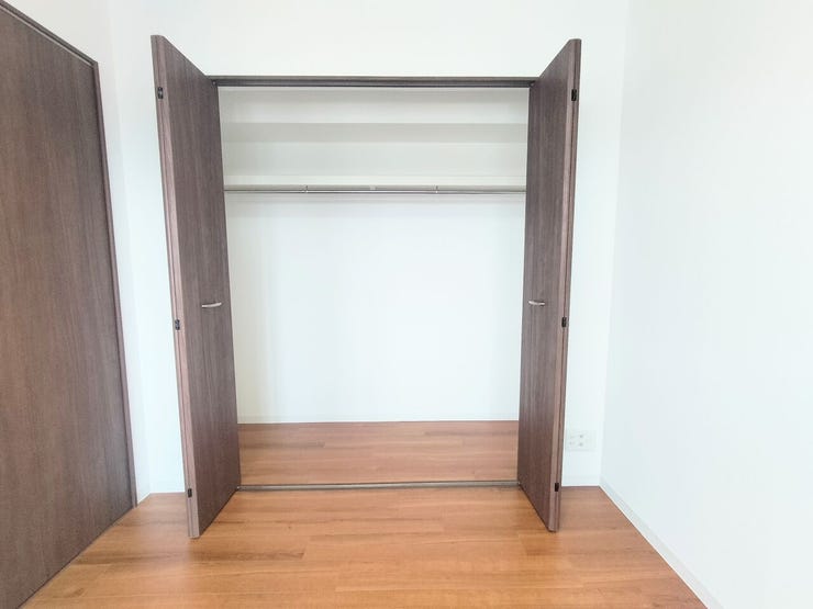 洋室6.0帖収納 棚付きで色々な用途で使える収納です。