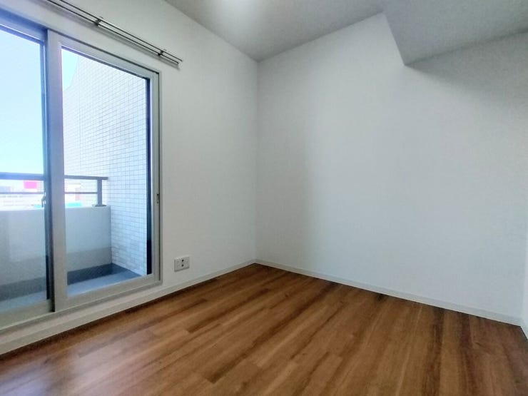 洋室5.0帖 バルコニーへの出入りも可能な大きな窓からあたたかい日差しが差し込みます!