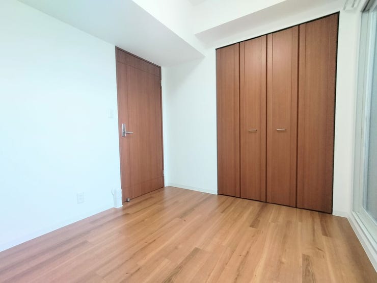 洋室5.0帖 バルコニーへの出入りも可能な大きな窓からあたたかい日差しが差し込みます!