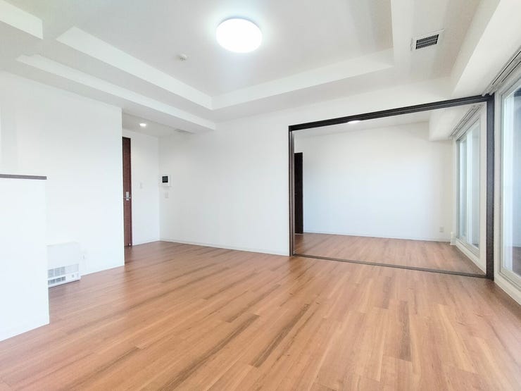 LDK16.3帖 日当たりのよく明るいリビングです!フローリング貼替済み!