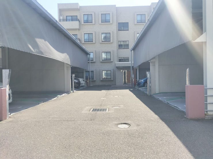 駐車場 屋根付きの駐車場で雪の日も安心です