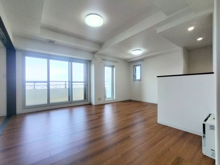 LDK16.3帖 日当たりのよく明るいリビングです!フローリング貼替済み!