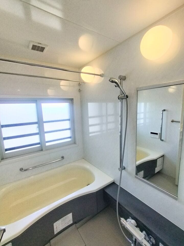 浴室 水廻り新品交換済み!浴室内に物干しも設置されています!窓付きで換気も可能!