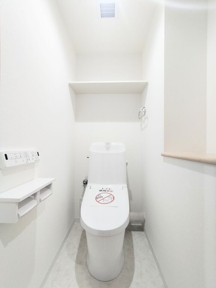 トイレ 水廻り新品交換済み!白を基調とした清潔感のある空間です。