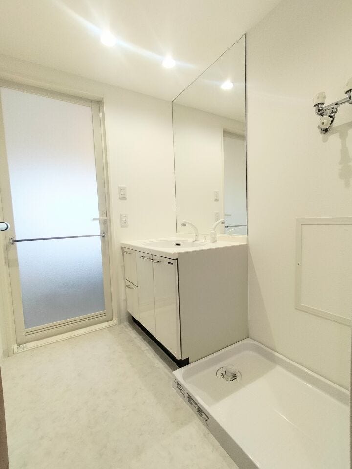 洗面所 白を基調とした清潔感のある空間です。