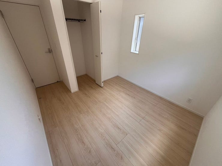 \多用途に使える洋室/
子ども部屋や書斎、趣味の空間としても活躍。採光にも配慮された明るい室内で、ライフスタイルに合わせて柔軟に使えます。