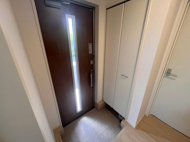\住まいの第一印象を彩る玄関/
ゆとりある空間設計で、家族の「いってきます」と「ただいま」を心地よく迎えます。収納力も備え、すっきりとした玄関を保てます。