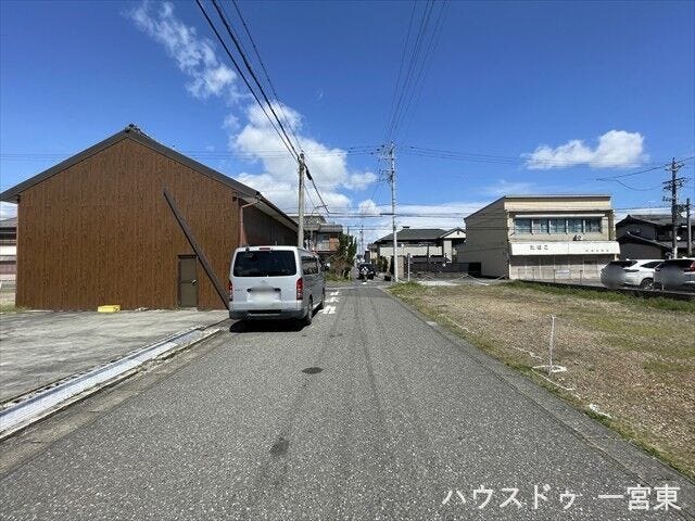 東側幅員約5.4mの前面道路です。2台の車がすれ違うことが出来る道幅です。車の出し入れもゆったりとする事が出来ます。