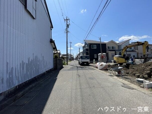 東側幅員約5.4mの前面道路です。車がすれ違える道幅です。車1台とベビーカーですれ違っても余裕のある道幅は安心ですね。