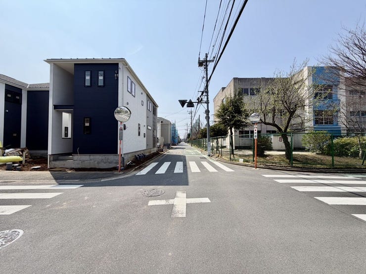 新松戸南小学校・新松戸南中学校が徒歩5分圏内!
周辺は小さめの公園から比較的大きな公園が点在しており、幅広い年齢の方々の憩いの場となっています!