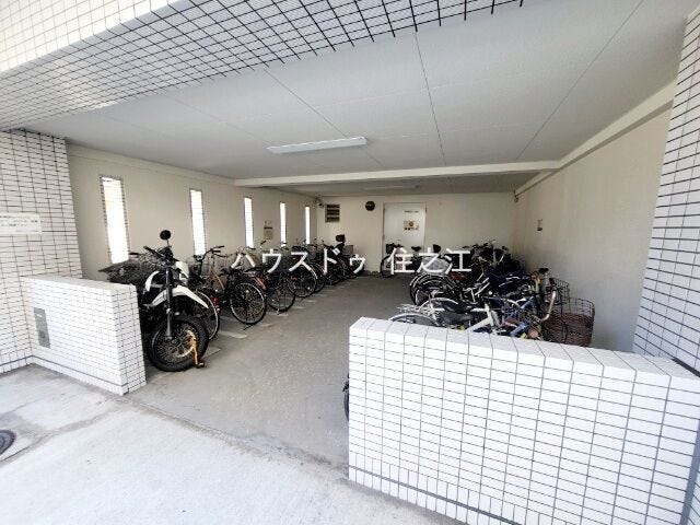 ★屋根付きの駐輪場ですので雨の日も安心。サドルが濡れる事も無いですね!