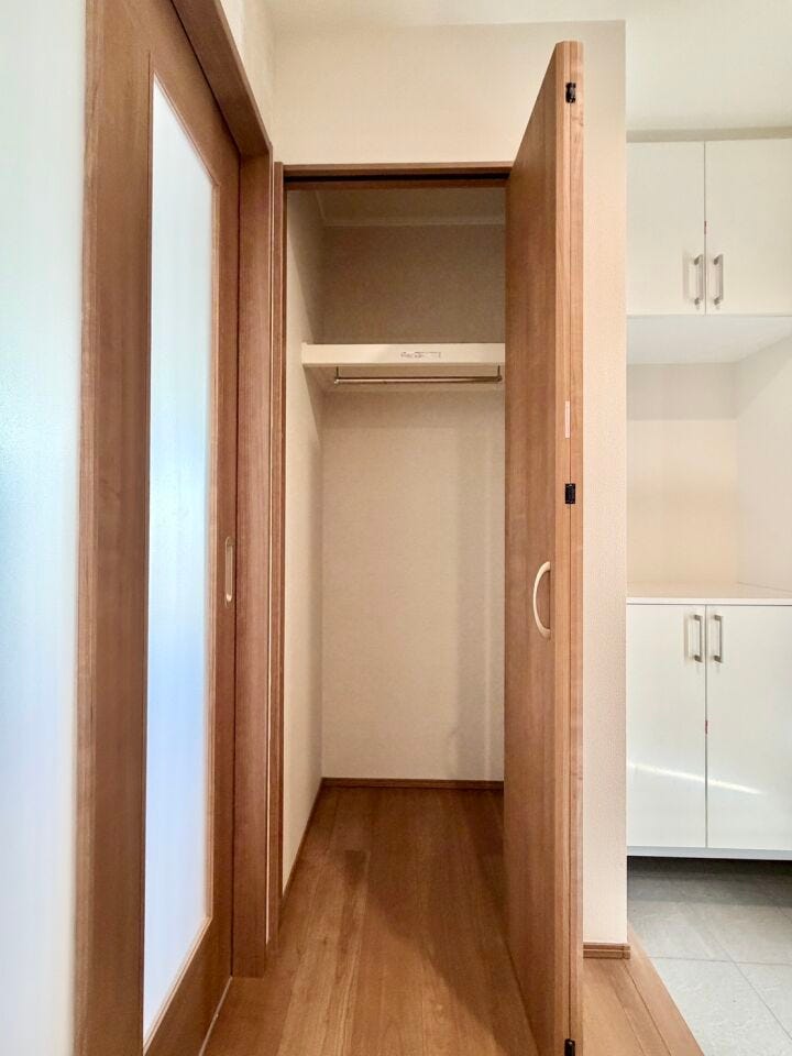 〈玄関収納〉
玄関横にあるので、外出時の荷物×衣類置場として最適♪