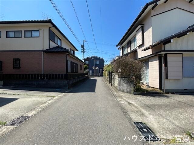 西側幅員約4mの前面道路です。車がすれ違うには厳しい道幅ですが、車はスピードを抑えて走行するので、お子様にも安全な道幅となっています。