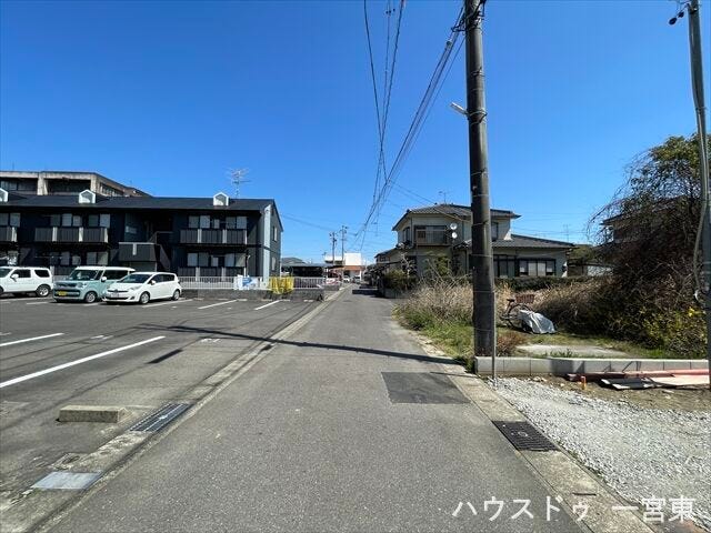 西側幅員約4mの前面道路です。普通車が1台通れる幅となります。大型車の通行が少ないので、振動や騒音が抑えられます。