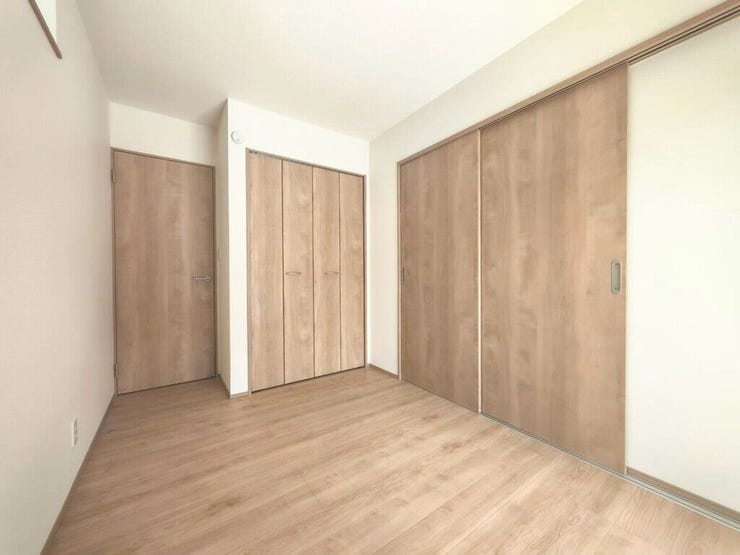 【Bedroom】ナチュラルな内装で、リラックスできる空間。寝室や書斎にも最適です。