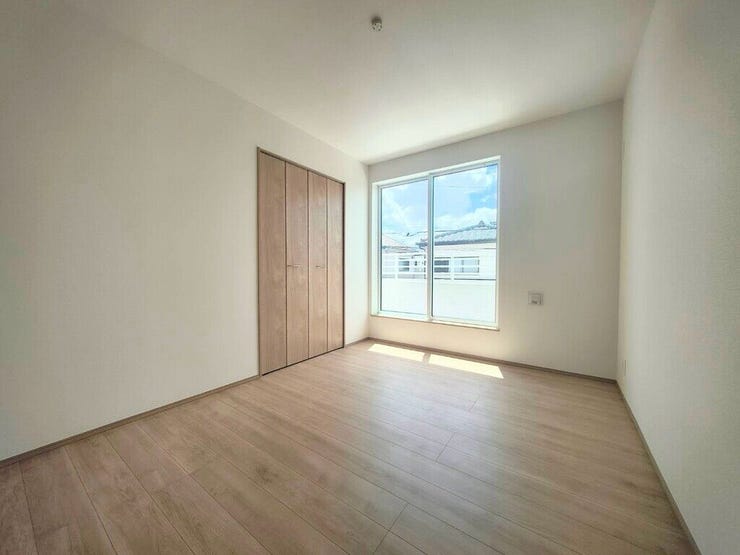 【Bedroom】ベッドとデスクを置いてもゆとりのある、使い勝手の良い広さの洋室です。
