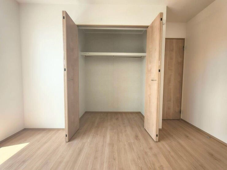 【Bedroom】クローゼット完備で収納力◎。家具の配置もしやすい機能的な洋室です。