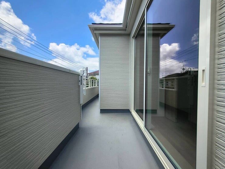 【Balcony】日当たりの良いバルコニーはお洗濯物がしっかり乾きやすく、毎日の家事にも重宝します。