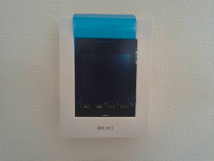 【Facilities】来訪者を確認できるモニター付きインターホンで、防犯面も安心です。