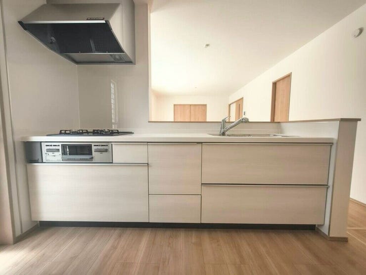 【kitchen】広めのキッチンは料理のしやすさを追求した設計。収納も豊富で作業がしやすい空間です。