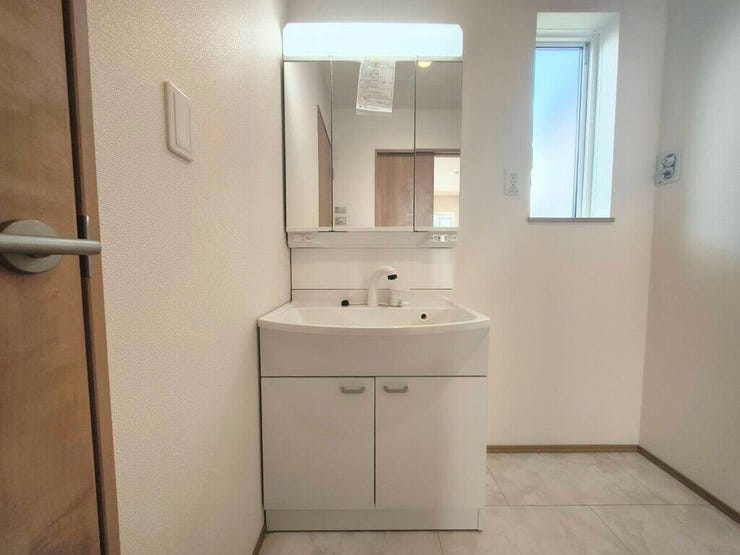 【Washroom】毎朝の準備がスムーズに。広めの洗面台と収納が使いやすい洗面所です。