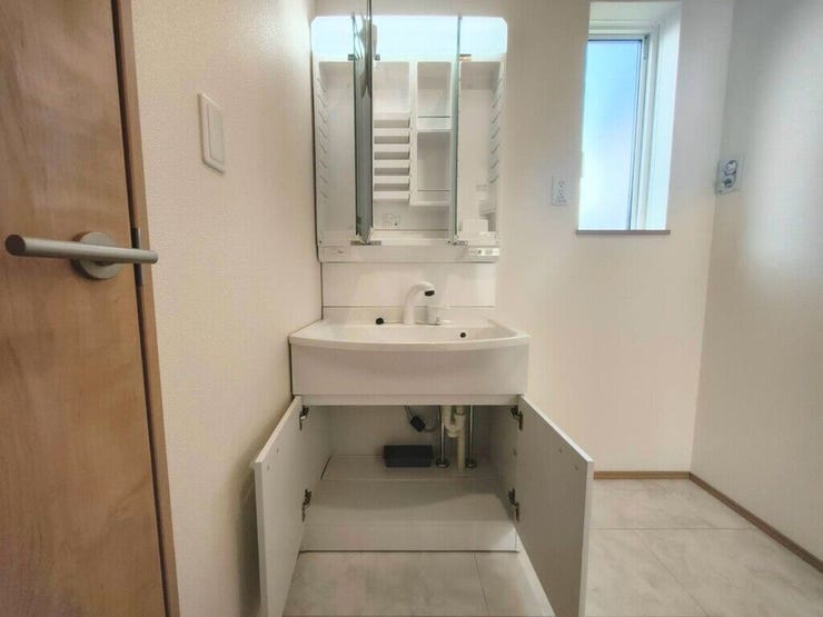 【Washroom】すっきりとしたデザインで、毎日の生活が快適に。収納も豊富な洗面所です。