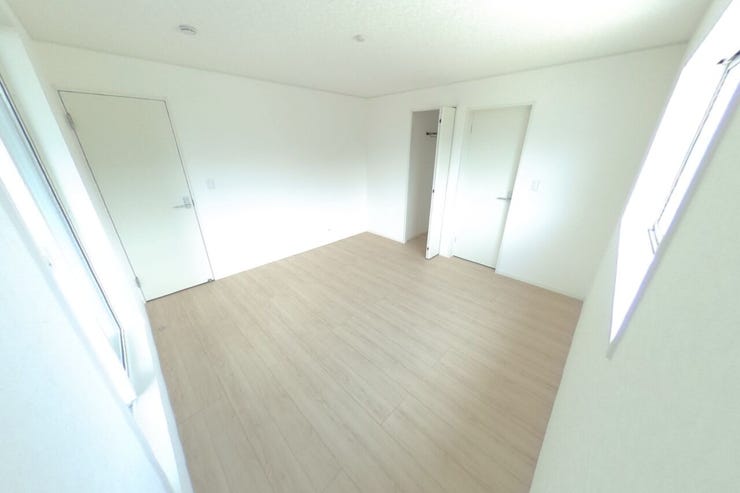 ●8帖洋室●主に主寝室としてご使用いただけます。お好みのカラーの家具やカーテンで好みの空間にアレンジできます。このお部屋からバルコニーへの出入りも出来ます。(中央市西花輪 新築建売住宅)
