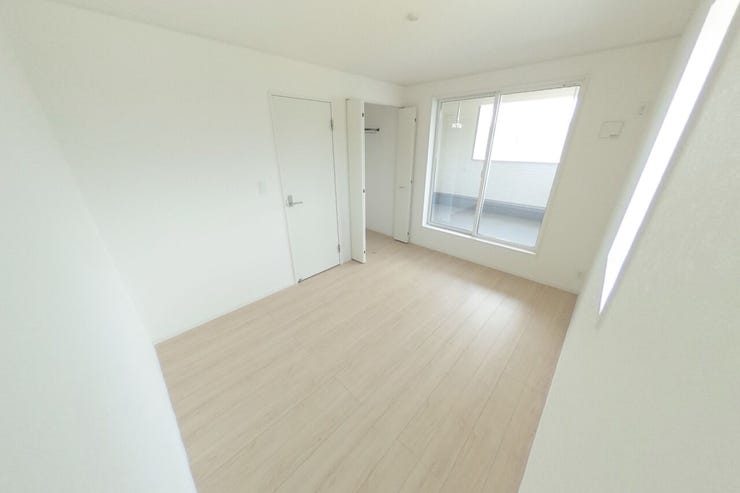 ●西側6帖洋室●お子様部屋にもピッタリのサイズ感です。お好みのカラーの家具やカーテンで好みの空間にアレンジできます。このお部屋からバルコニーへの出入りも出来ます。(中央市西花輪 新築建売物件)